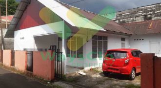 DISEWAKAN RUMAH STRATEGIS DI TENGAH KOTA MANADO DAERAH SARIO, HARGA SANGAT MURAH