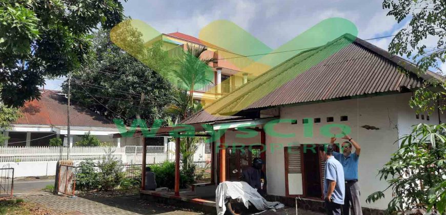 DISEWAKAN RUMAH KLASIK MENARIK DAERAH WENANG, HARGA SANGAT MURAH